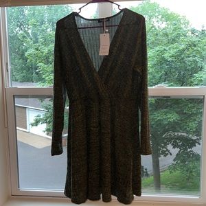 Olive green dress. Size L. TTS. Never worn. Great fabric, breathable.